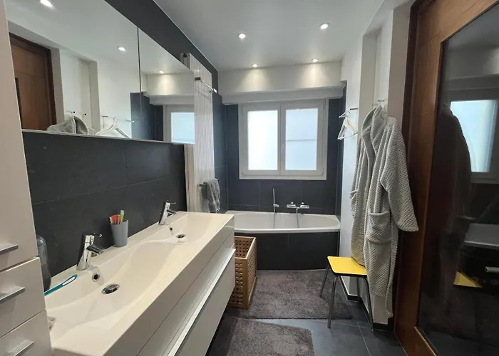 Stylish 3-bedroom With Panoramic Sea View T152